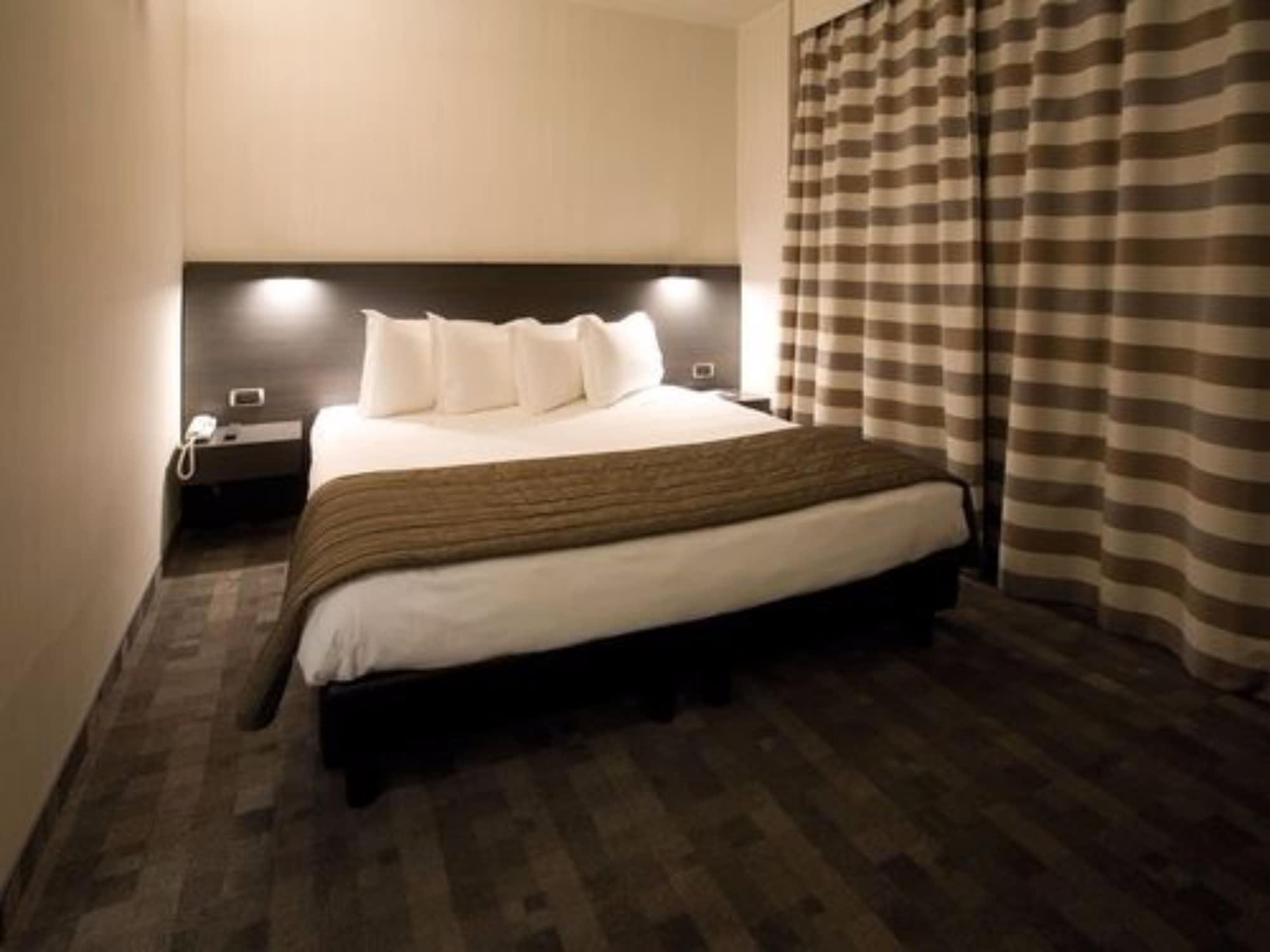 Hotel Ovest Plasencia Habitación foto