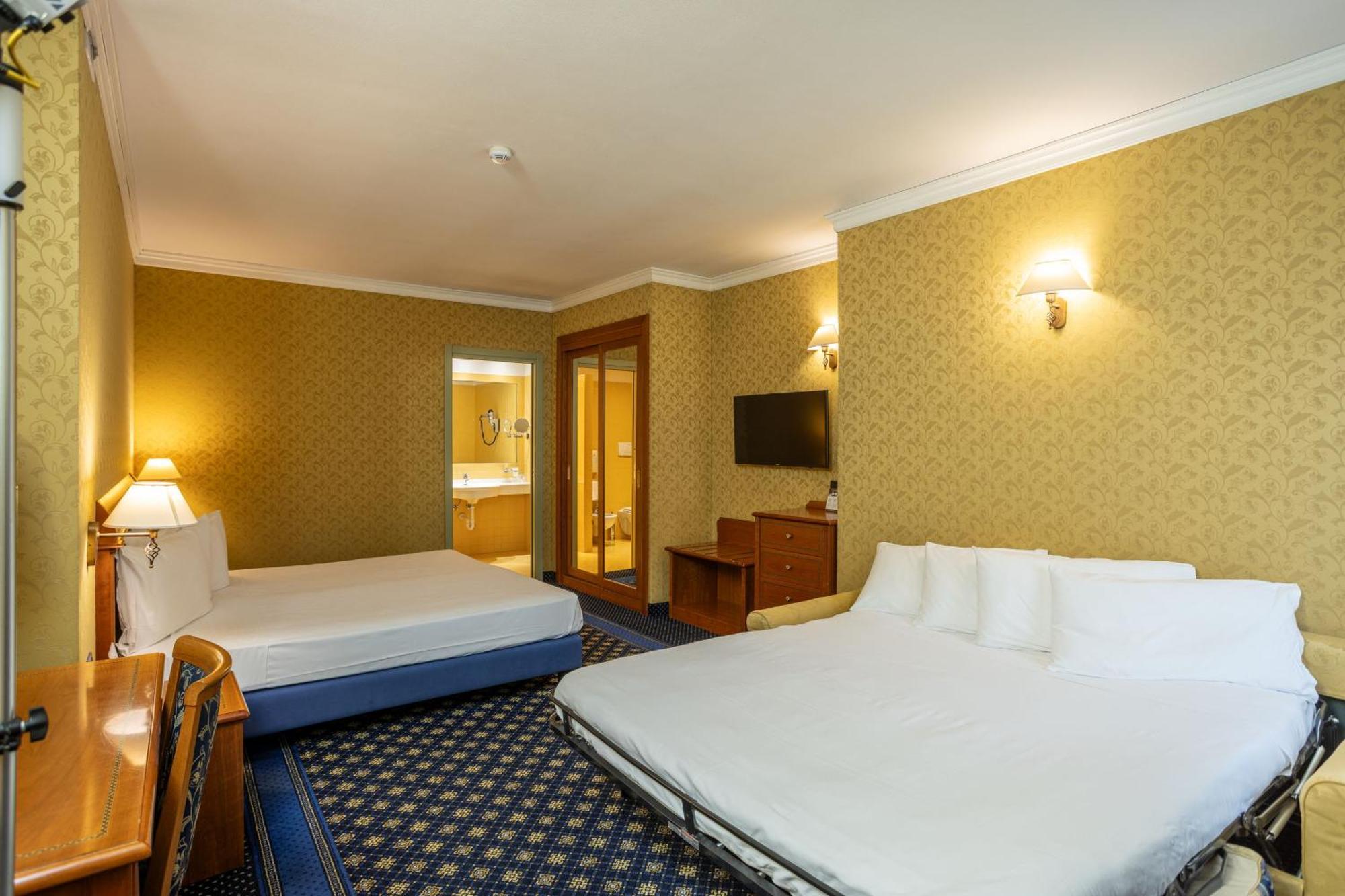 Hotel Ovest Plasencia Exterior foto