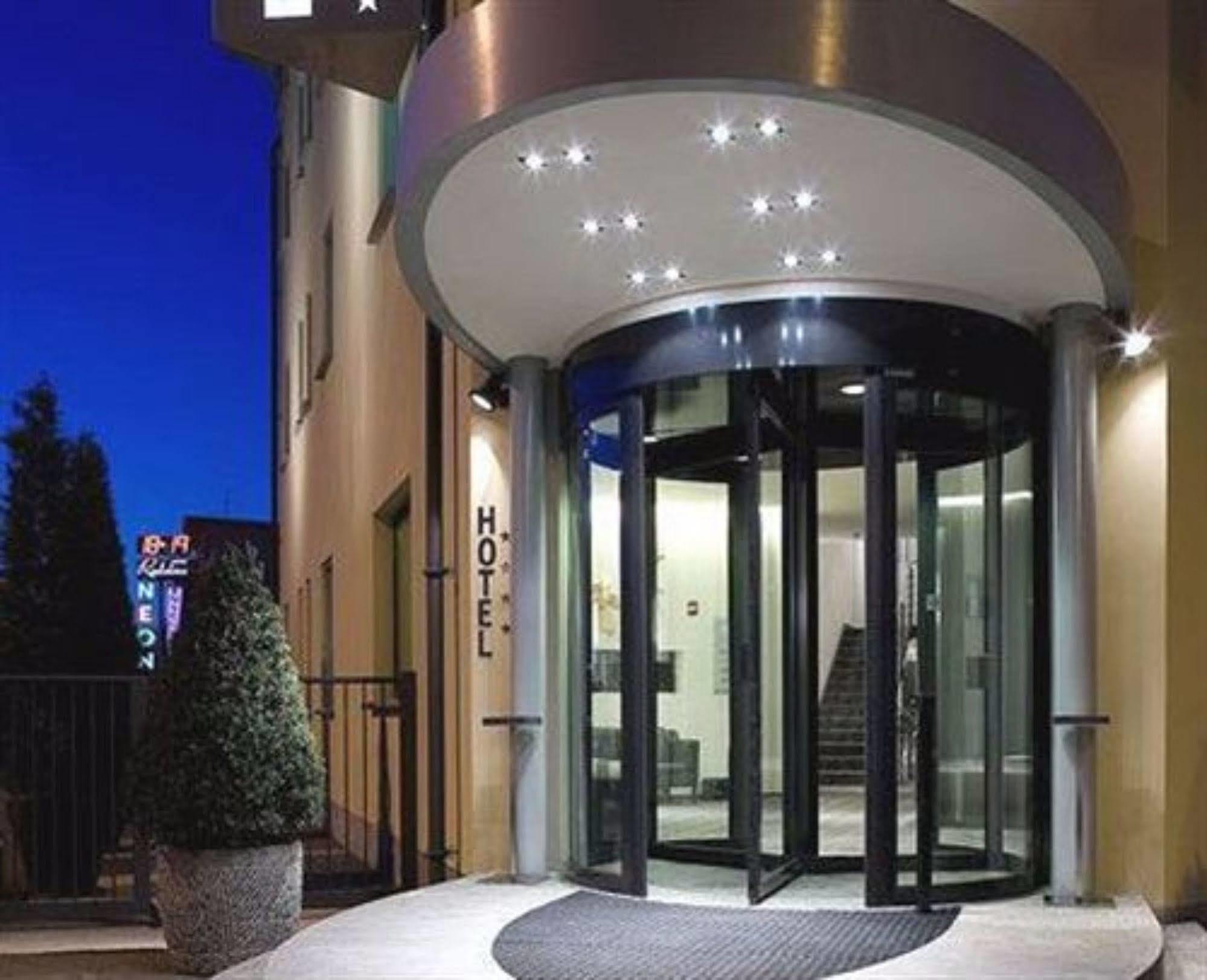 Hotel Ovest Plasencia Exterior foto