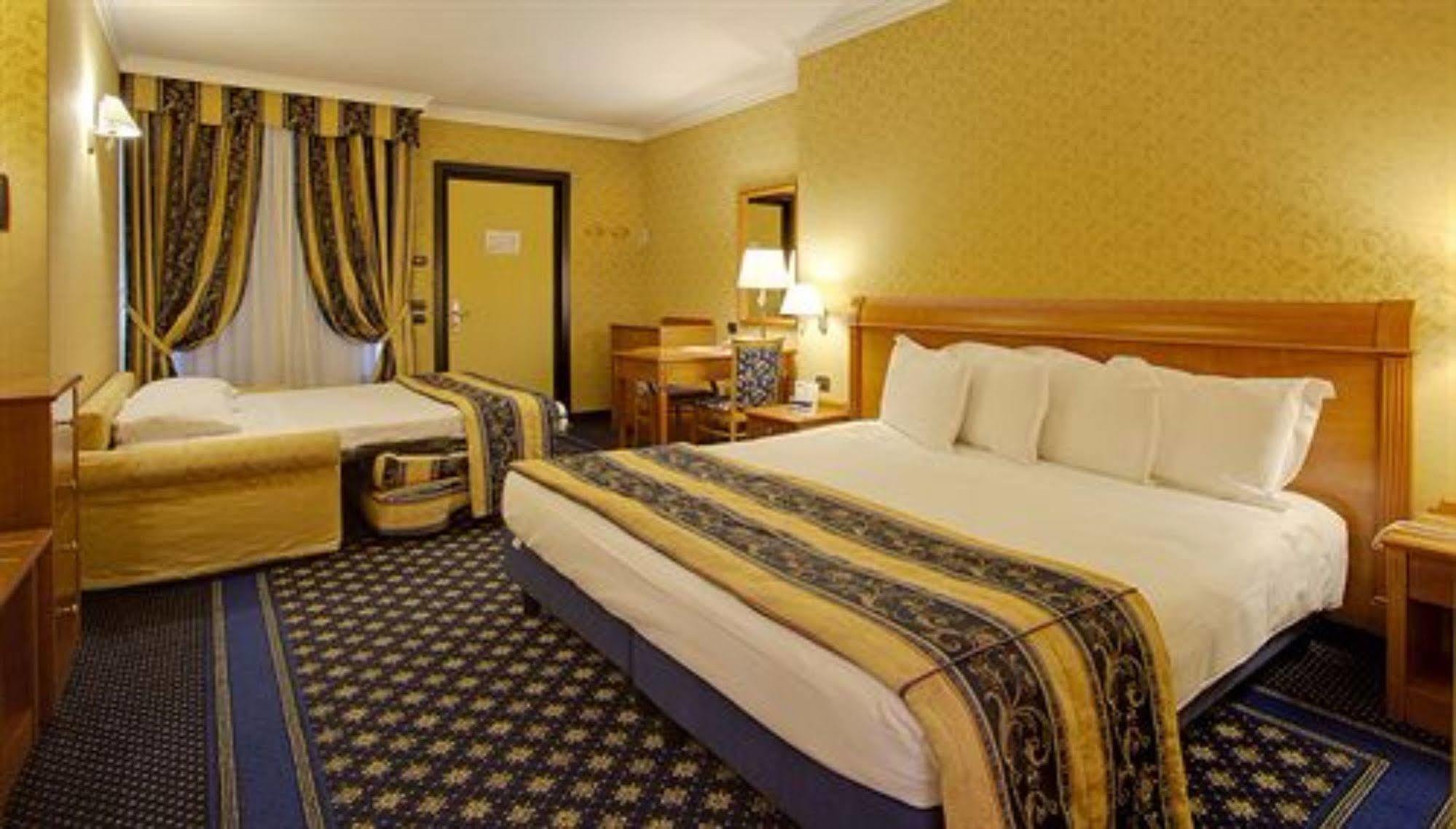 Hotel Ovest Plasencia Exterior foto